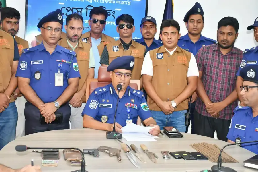নওগাঁ মান্দায় যুবককে লক্ষ্য করে গুলির ঘটনায় অস্ত্রসহ দুই যুবক গ্রেপ্তার
