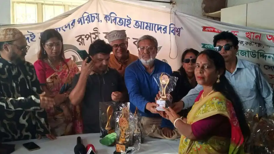 বর্ণাঢ্য আয়োজনে অনুষ্ঠিত হলো ‘রূপসী বাংলার কবি জীবনানন্দ দাশ সাহিত্য পদক’ প্রদান অনুষ্ঠান