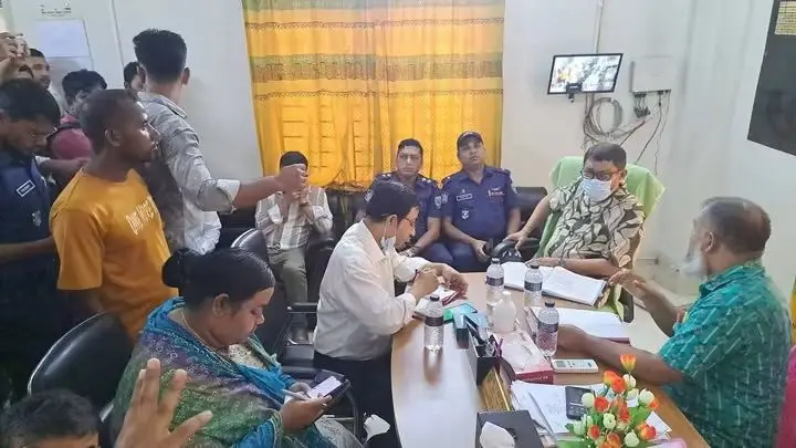 গাইবান্ধায় আকস্মিক হাসপাতাল পরিদর্শনে স্বাস্থ্যমন্ত্রী, সরকারি ভ্যাকসিন না দেওয়ায় ২ জনকে সাময়িক বরখাস্তের নির্দেশ