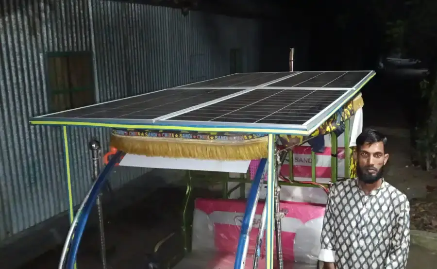 সোনারগাঁয়ে সোলার প্যানেলে অটোরিকশা চার্জ, বিদ্যুতের চাপ কমাতে মনির মিয়ার উদ্যোগ