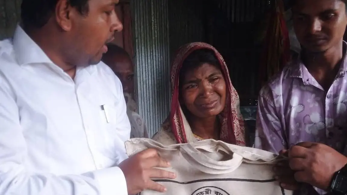 সিংড়ায় মশার কয়েল থেকে আগুনের সূত্রপাতের ক্ষতিগ্রস্ত পরিবারকে সহায়তার আশ্বাস উপজেলা নির্বাহী কর্মকর্তার