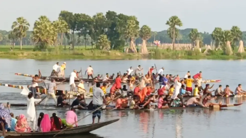 ফরিদপুরের সালথায় গ্রামবাংলার ঐতিহ্যবাহী নৌকা বাইচ অনুষ্ঠিত