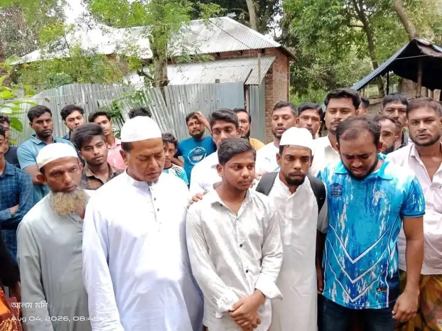 হজ পালনের লক্ষ্য নিয়ে পায়ে হেঁটে সৌদি আরবের পথে নাটোরের দুলাল হোসেন