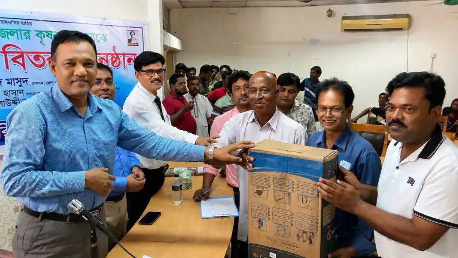 মেহেরপুর জেলা পরিষদের উদ্যোগে কৃষকদের মাঝে ৮৮টি স্প্রে মেশিন বিতরণ
