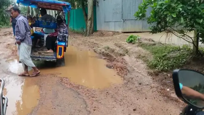 বারুহাস–সিংড়া সড়কের বেহাল দশা, ছয় মাসেও মেলেনি সমাধান