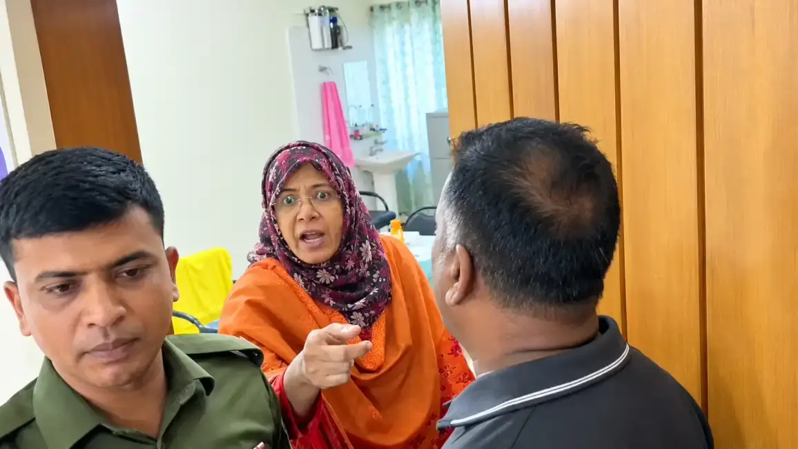 সোনারগাঁ স্বাস্থ্য কমপ্লেক্সে রোগীর সঙ্গে দুর্ব্যবহারের অভিযোগ, সার্জারি চিকিৎসকের অপসারণ দাবি