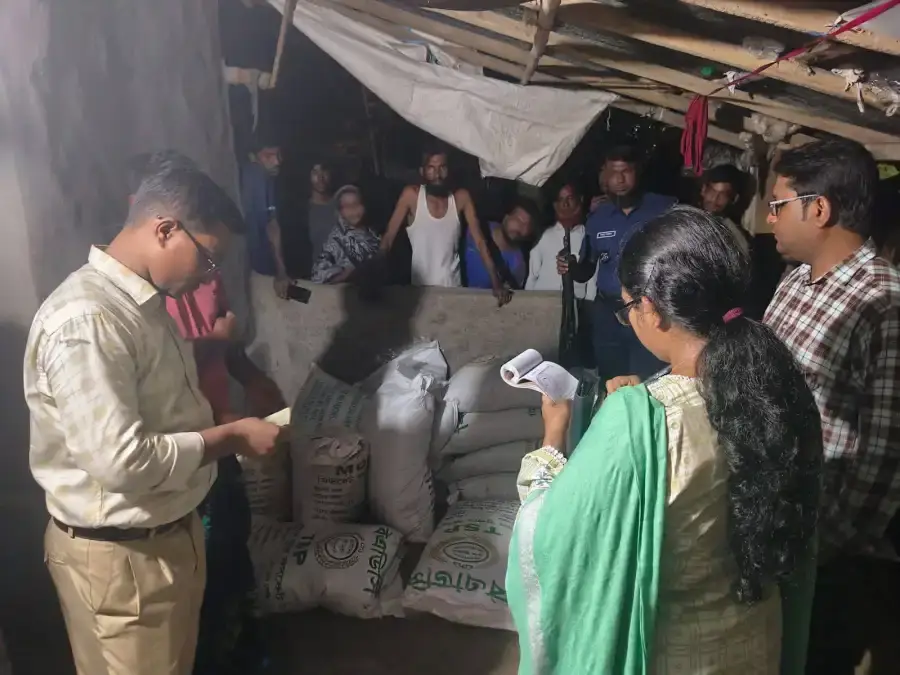 সিংড়ায় সারের অবৈধ মজুদের বিরুদ্ধে অভিযান, ২৬১ বস্তা জব্দ; দুই ব্যবসায়ীর কারাদণ্ড