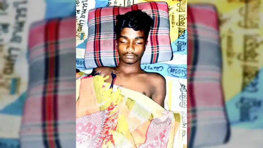 নওগাঁর মহাদেবপুরে ফুটবল খেলার সময় বজ্রপাতে অনিক পাহান নামে এক কিশোরের মৃত্যু