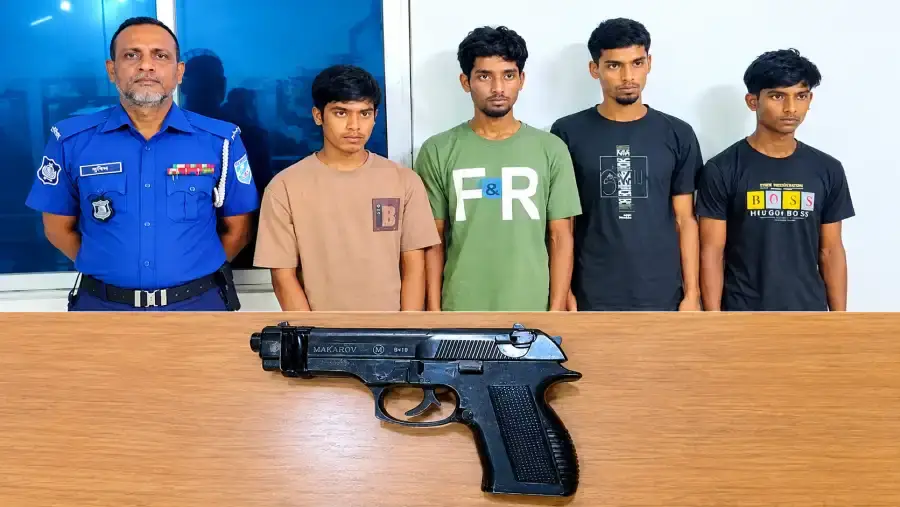 সোনারগাঁয়ে  পিস্তল ও অটোরিকশাসহ ৪ যুবক আটক