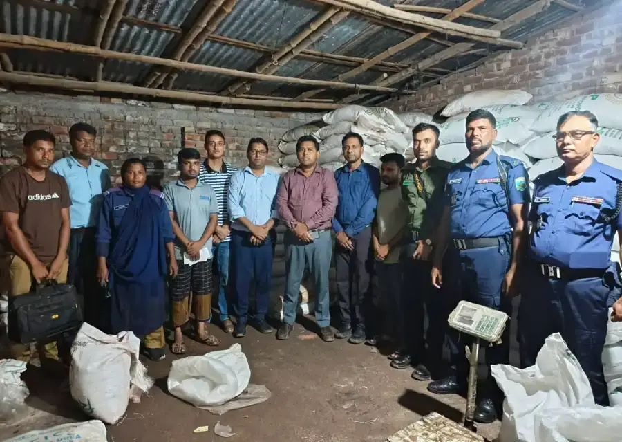 সিংড়ায় অবৈধ সার-বালাইনাশকের মজুদে অভিযান, দুই ব্যবসায়ীকে ৯০ হাজার টাকা জরিমানা