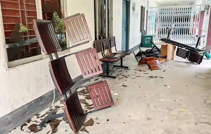 ফ্যামিলি কার্ডের নিয়োগ বাতিলের দাবিতে ফুলছড়িতে ইউএনও কার্যালয়ে ভাঙচুর, সাংবাদিকের ওপর হামলা
