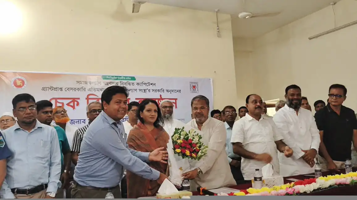 সিংড়ায় এতিমখানা ও সমাজকল্যাণ প্রতিষ্ঠানে সরকারি অনুদানের চেক বিতরণ