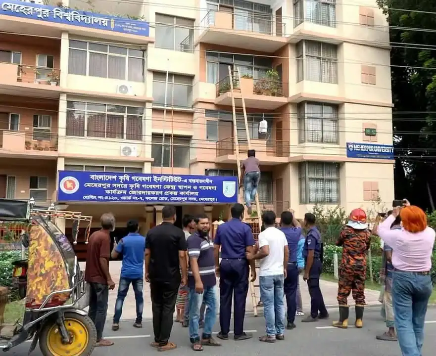 ভোর থেকে বোমা আতঙ্ক, অতঃপর বেজে উঠলো বঙ্গবন্ধুর ভাষণ