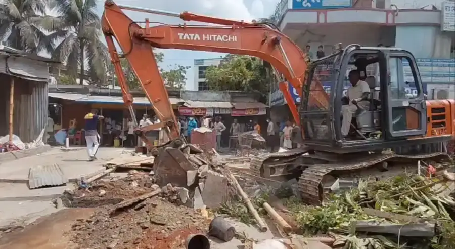ফরিদপুরে হাসপাতাল এলাকা এবং সওজের জমি দখল করে গড়ে ওঠা অবৈধ স্থাপনা উচ্ছেদ
