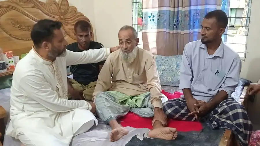 অসুস্থ বীর মুক্তিযোদ্ধা মোজাফফর আলীকে দেখতে গেলেন চেয়ারম্যান প্রার্থী মাসুম রানা