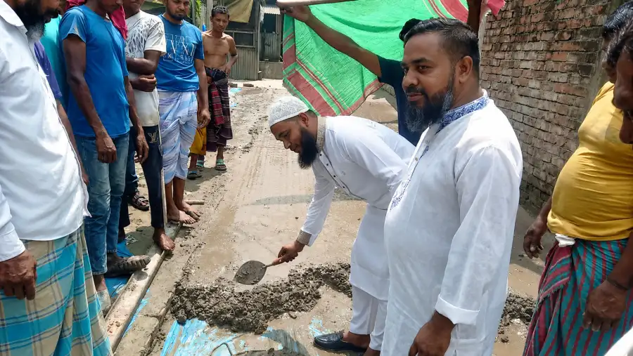দীর্ঘদিনের দুর্ভোগের অবসান, বৈদ্যেরবাজারে ভাঙা সড়কের সংস্কার কাজের উদ্বোধন