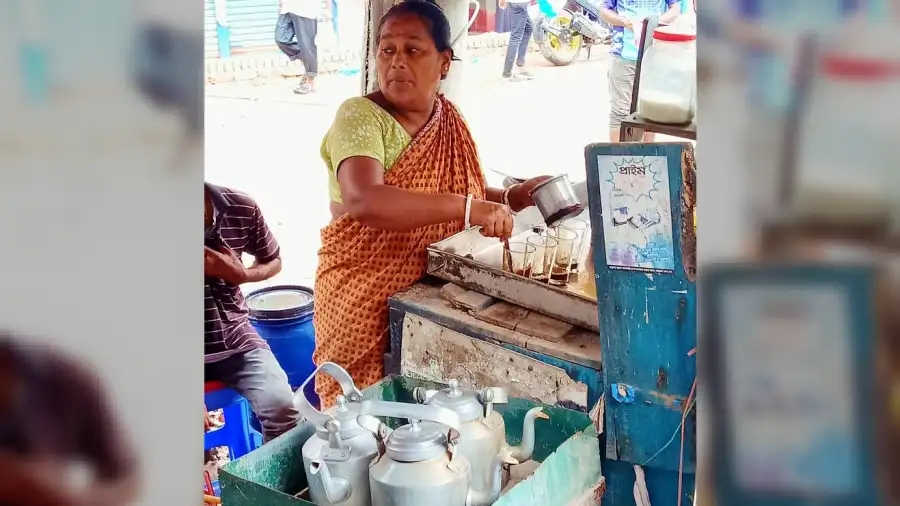 নওগাঁর গোস্তহাটি মোড়ে অভাবের সংসারে টেকা দিতে বৌদি দিলেন চায়ের স্টল