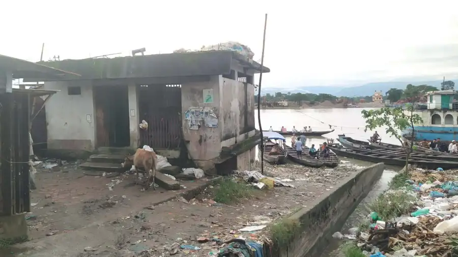 ছাতকের মাছবাজার ও কলাহাটা নৌকাঘাট যেন ময়লার ডিপো, চরম ভোগান্তি