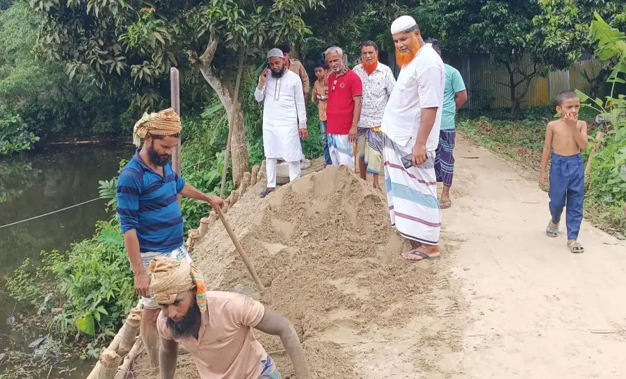 ঝুঁকিপূর্ণ সড়ক দ্রুত মেরামত করলেন চেয়ারম্যান আব্দুল্লাহ আল মামুন