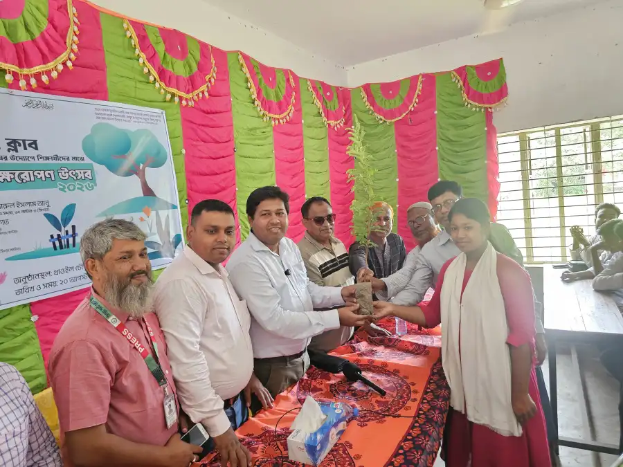 সিংড়ায় শিক্ষার্থীদের হাতে ২০০ গাছের চারা, স্মার্ট প্রেস ক্লাবের সবুজায়ন কর্মসূচি