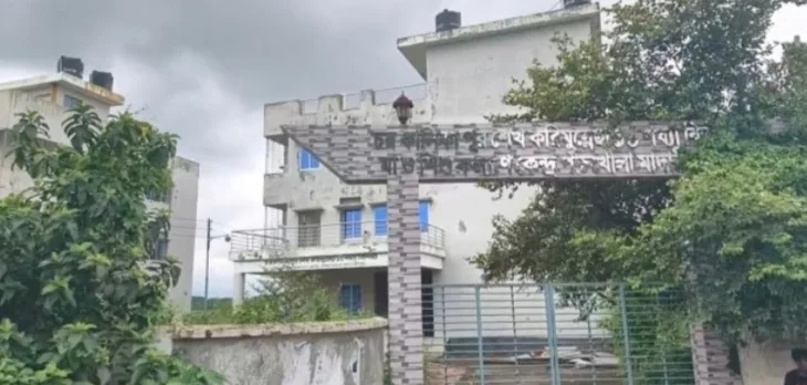 মাদারীপুরের হাসপাতালের নোটিশ ছাড়াই সরঞ্জাম নেওয়ার অভিযোগ, স্থানীয়দের বাধা