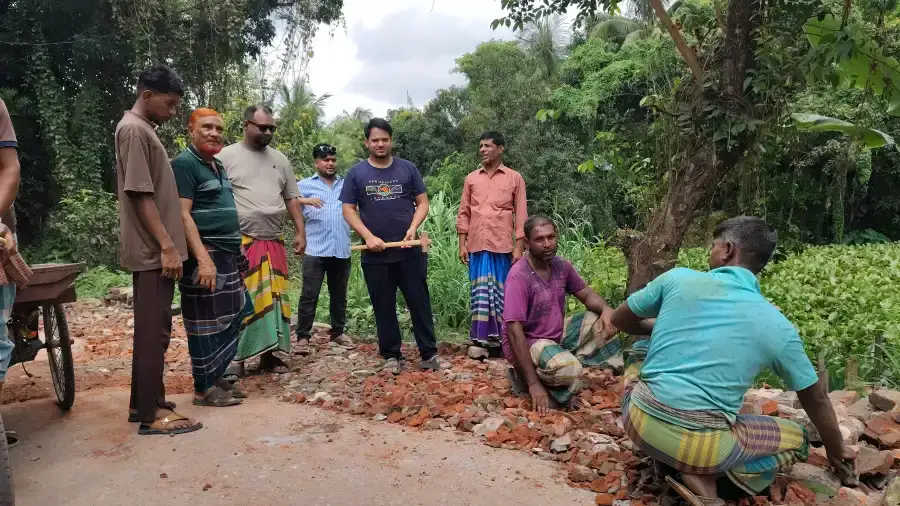 দীর্ঘদিনের ভাঙাচোরা সড়ক সংস্কারে এগিয়ে এলেন মেম্বার পদপ্রার্থী আল আমিন