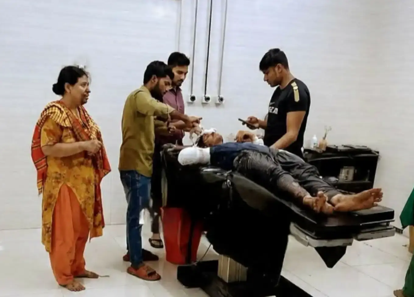 মেহেরপুরে প্রেমিকার হাত কুপিয়ে বিচ্ছিন্ন, বাঁচাতে গিয়ে আহত বাবা-মা