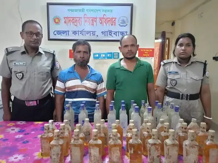 গাইবান্ধায় মুরগির দোকানে ডিএনসি’র অভিযান: ৫১ বোতল মদ ও ১০ পিস ইয়াবাসহ গ্রেপ্তার ২