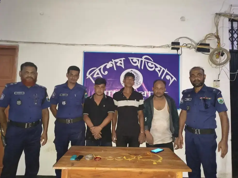 নওগাঁর মান্দায় বিষ্ণুপুরে ডিবি পরিচয়ে বাড়িতে হানা, স্বর্ণালংকার লুটের অভিযোগ; তিনজন আটক