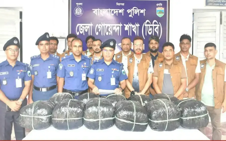 নওগাঁ গোয়েন্দা পুলিশের মাদকবিরোধী অভিযানে সারে ৪২ কেজি গাঁজাসহ রুবেল গ্রফতার