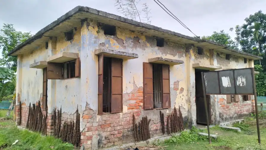 ত্রিশালে কমিউনিটি ক্লিনিকের ভগ্ন দশা